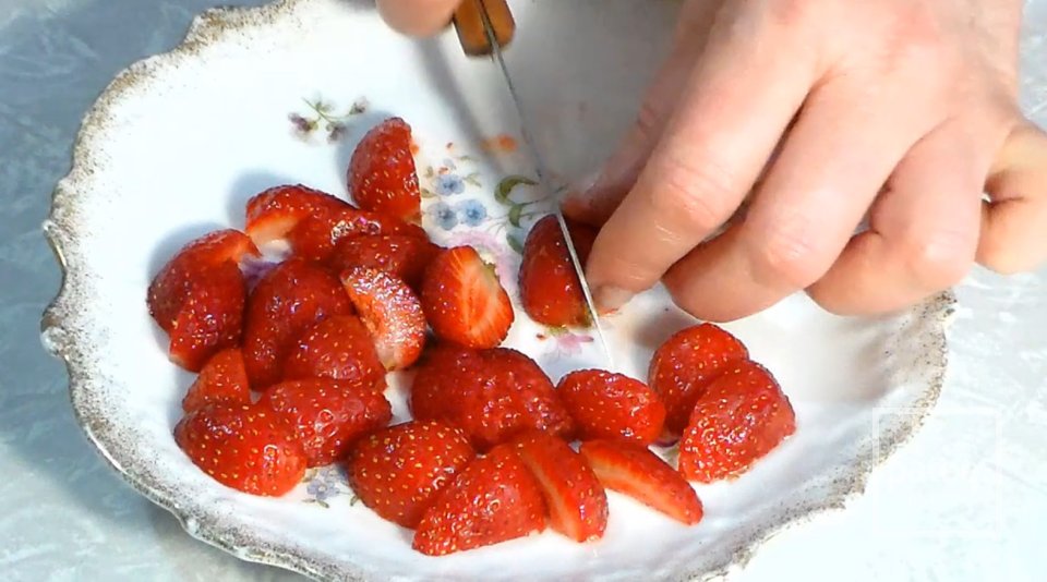 Слойки с клубникой и сливочным кремом - Шаг 6