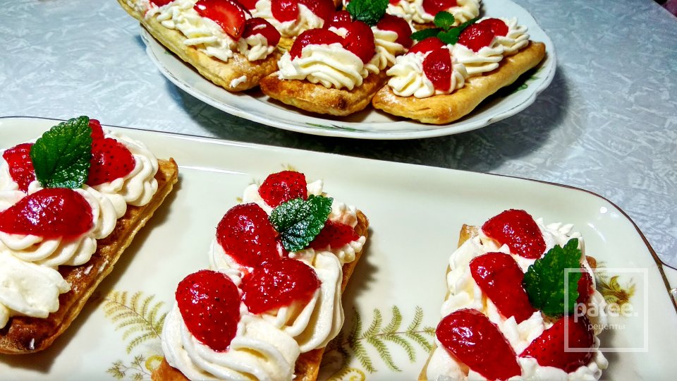 Слойки с клубникой и сливочным кремом - Шаг 10