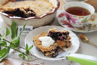 Насыпной пирог с черникой и печеньем