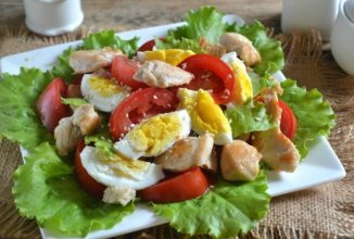 "Салат Цезарь с курицей и сухариками"