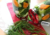 Огурцы дольками маринованные с овощами и лимонкой