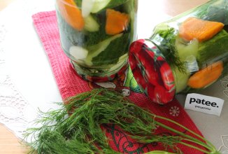 Огурцы дольками маринованные с овощами и лимонкой