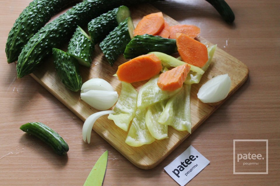 Огурцы дольками маринованные с овощами и лимонкой - Шаг 3