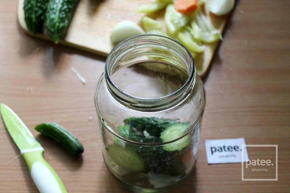 Огурцы дольками маринованные с овощами и лимонкой - Шаг 5