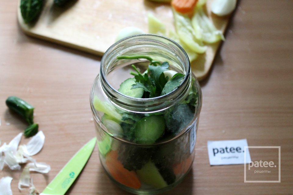 Огурцы дольками маринованные с овощами и лимонкой - Шаг 6