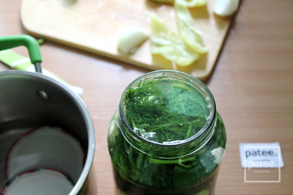 Огурцы дольками маринованные с овощами и лимонкой - Шаг 8