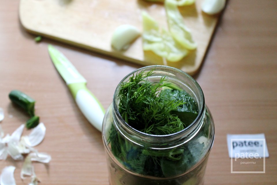 Огурцы дольками маринованные с овощами и лимонкой - Шаг 7