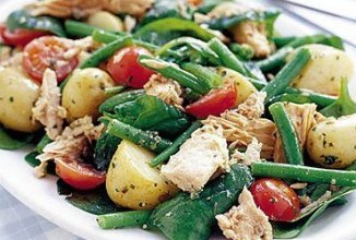Горячий салат из картофеля, тунца и зеленой фасоли с соусом песто