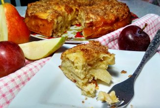 Грушевый пирог со сливой