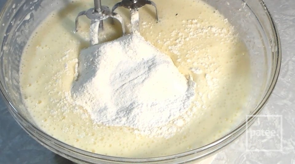 Грушевый пирог со сливой - Шаг 3