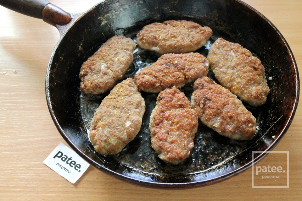 Котлеты из мясного фарша с сухарями - Шаг 12
