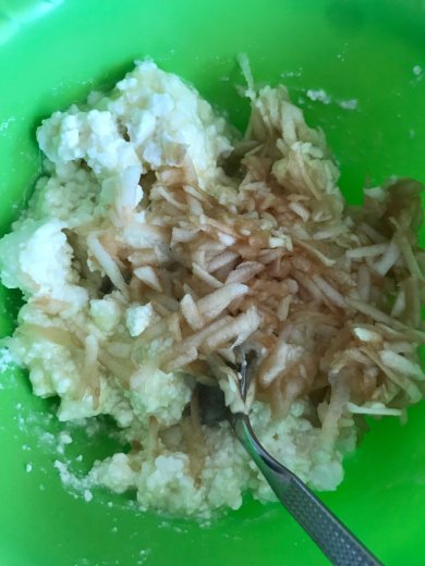 Сырники с яблоками 🍎🍏в овсяной панировке - Шаг 3