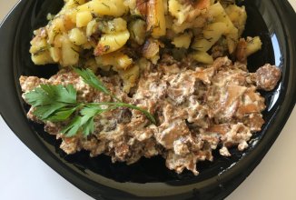 Жареная картошка с лисичками в сметанном соусе