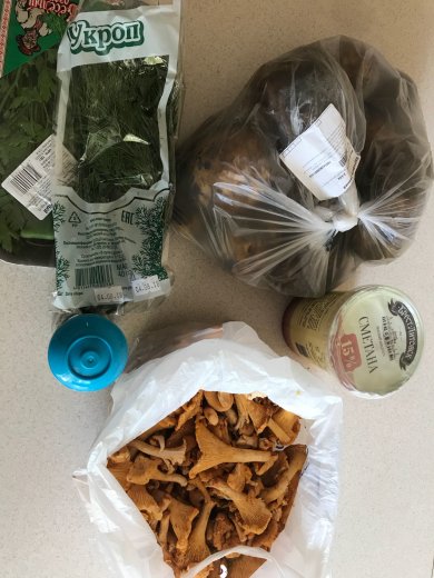 Жареная картошка с лисичками в сметанном соусе - Шаг 1