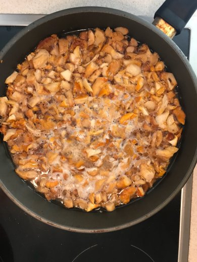 Жареная картошка с лисичками в сметанном соусе - Шаг 2