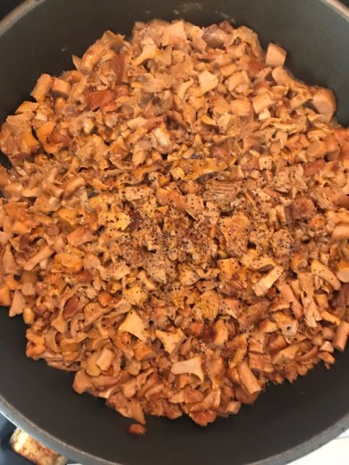 Жареная картошка с лисичками в сметанном соусе - Шаг 3