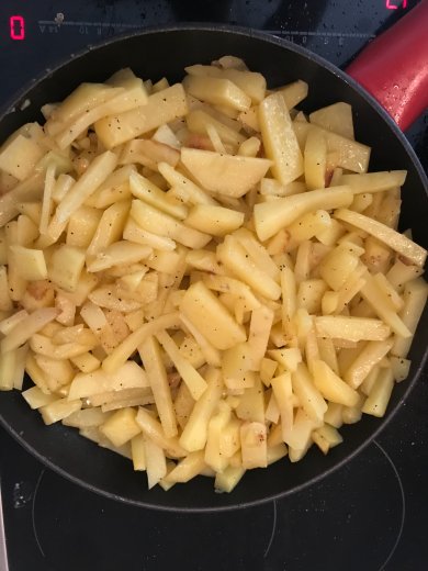 Жареная картошка с лисичками в сметанном соусе - Шаг 4