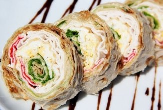 Рулет из лаваша с крабовыми палочками и огурцом