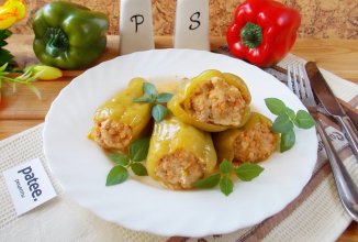 Перец, фаршированный свининой с кабачком в мультиварке