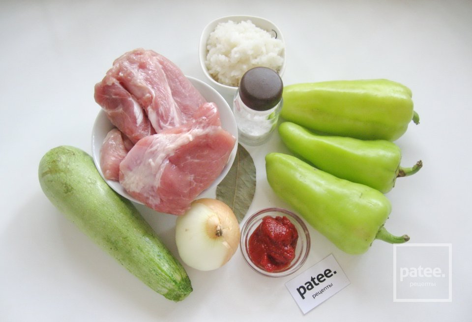 Перец, фаршированный свининой с кабачком в мультиварке - Шаг 1