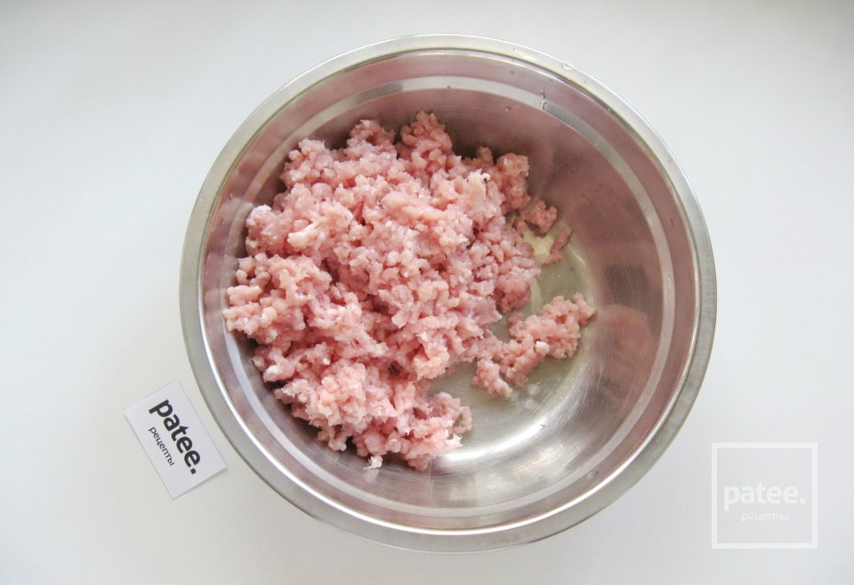 Перец, фаршированный свининой с кабачком в мультиварке - Шаг 2