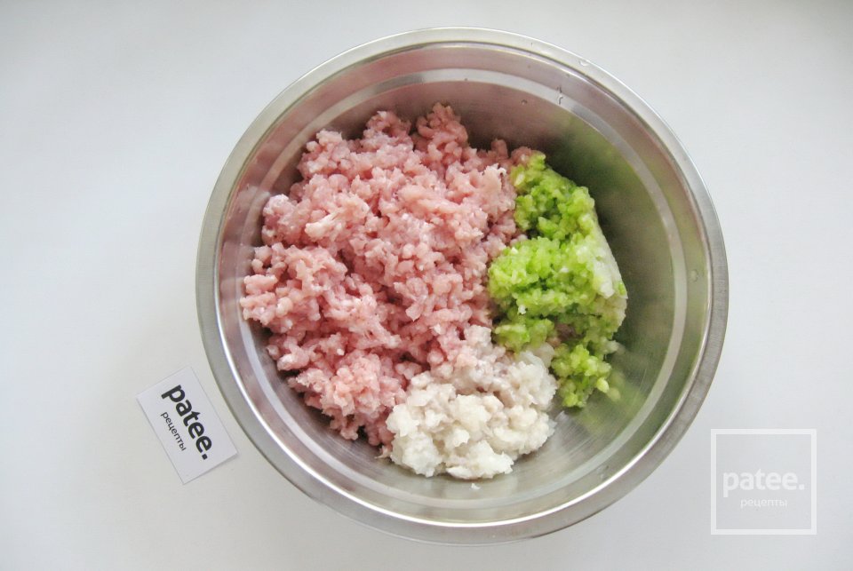 Перец, фаршированный свининой с кабачком в мультиварке - Шаг 4