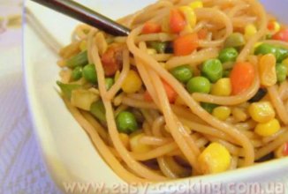 Спагетті з овочами і соєвим соусом по-тайски
