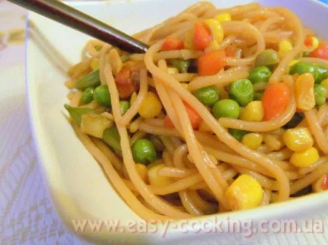 Спагетті з овочами і соєвим соусом по-тайски