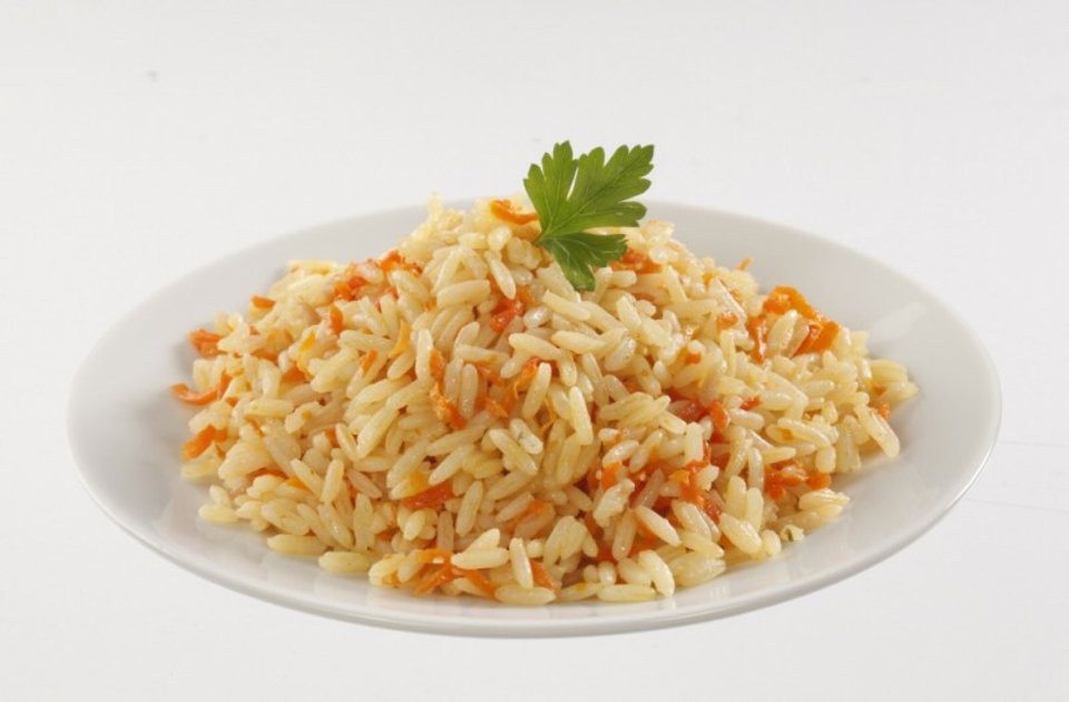 Рецепт рассыпчатого риса с морковью. Рис припущенный с морковью. Рис с морковью и луком. Рис с морковью на гарнир. Рис отварной с луком и морковкой.