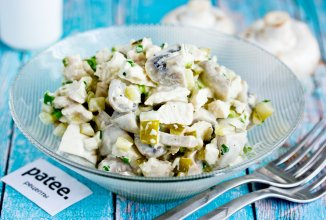 Салат с курицей и солёными огурцами