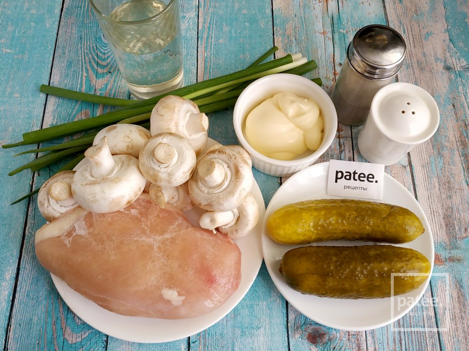 Салат с курицей и солёными огурцами - Шаг 1