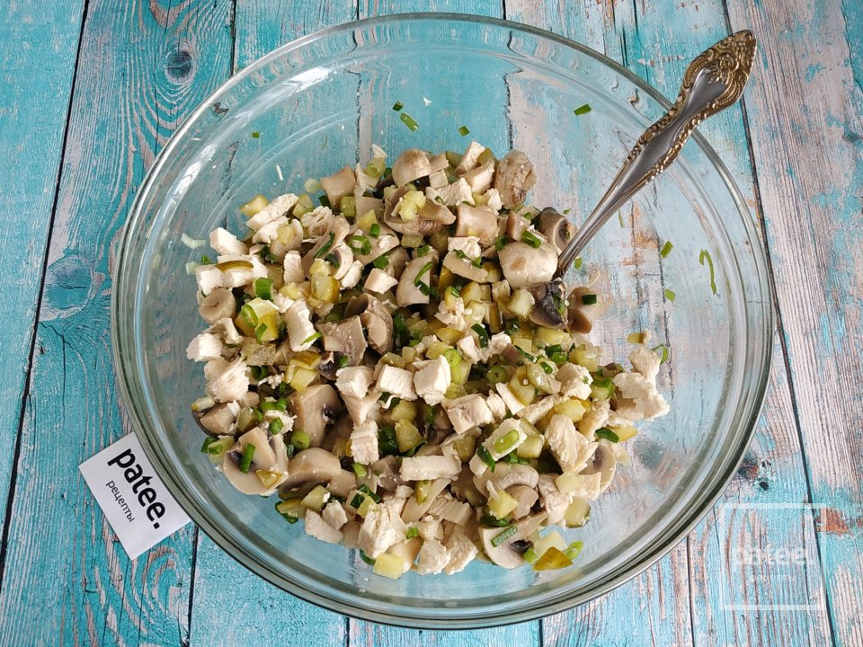 Салат с курицей и солёными огурцами - Шаг 8