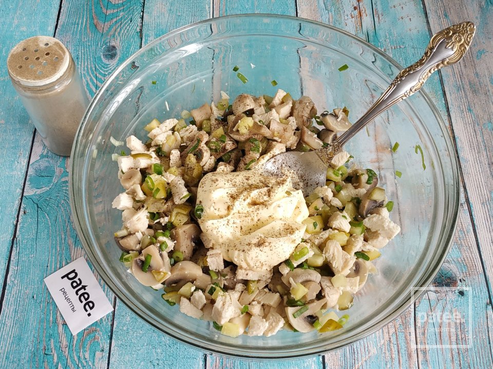Салат с курицей и солёными огурцами - Шаг 10