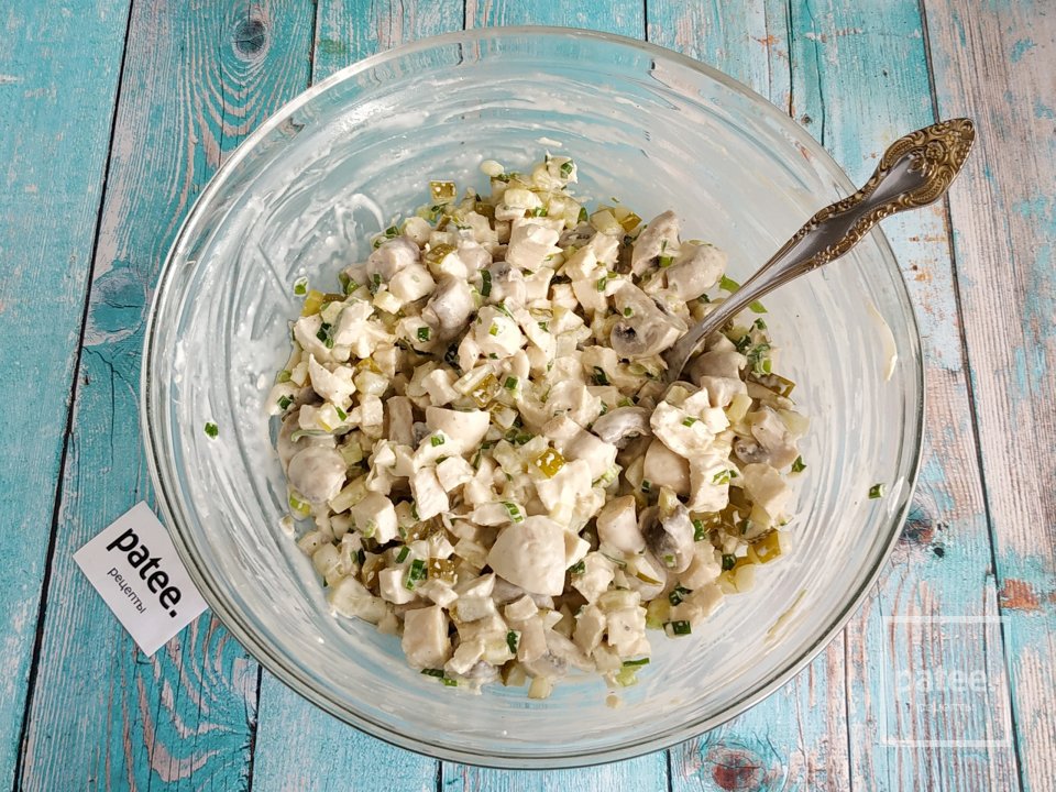 Салат с курицей и солёными огурцами - Шаг 11