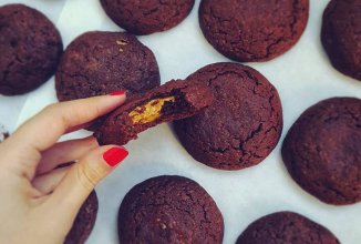 Шоколадное печенье с нежной кремовой начинкой