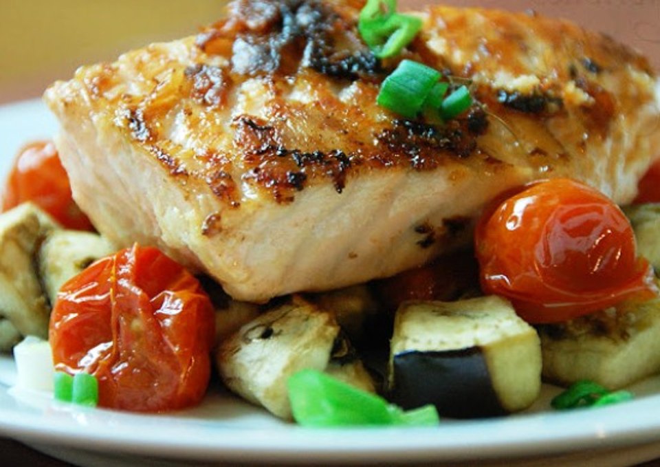 Простые рецепты рыбы с овощами. Рыба с овощами. Рыба запечённая в духовке с овощами. Треска с овощами. Треска с овощами в духовке.