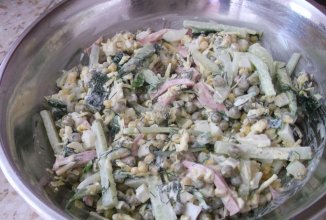 Салат с яйцами, ветчиной.