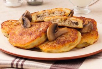 Картофельные оладьи с начинкой из курицы с грибами
