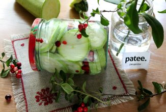 Цукини с брусникой в сладком маринаде