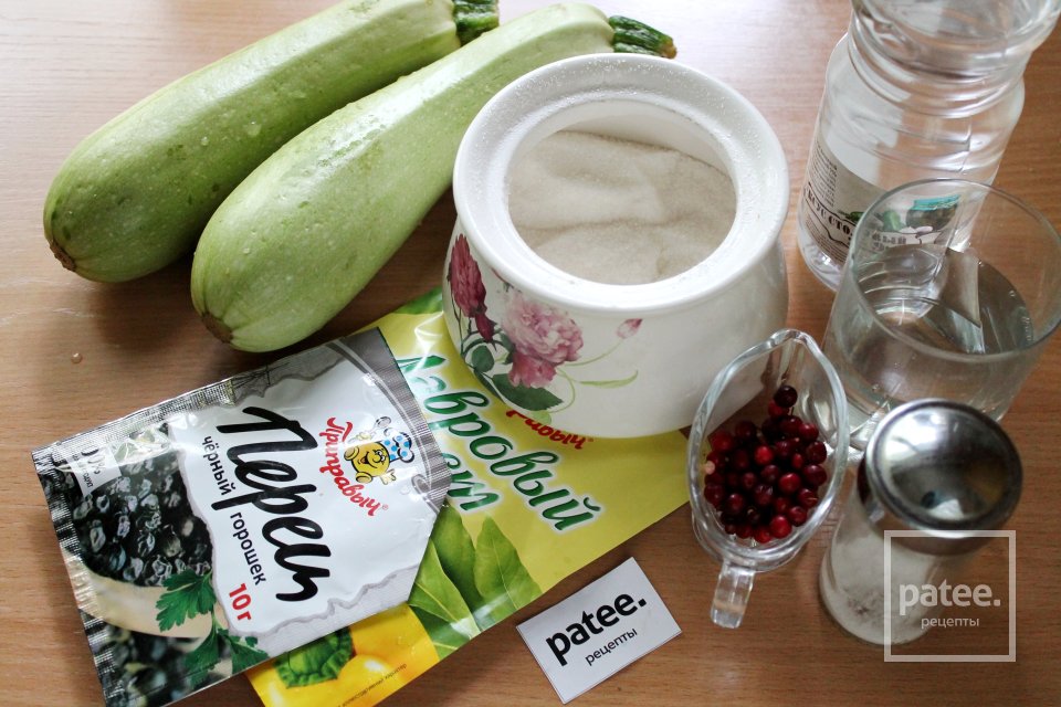 Цукини с брусникой в сладком маринаде - Шаг 1