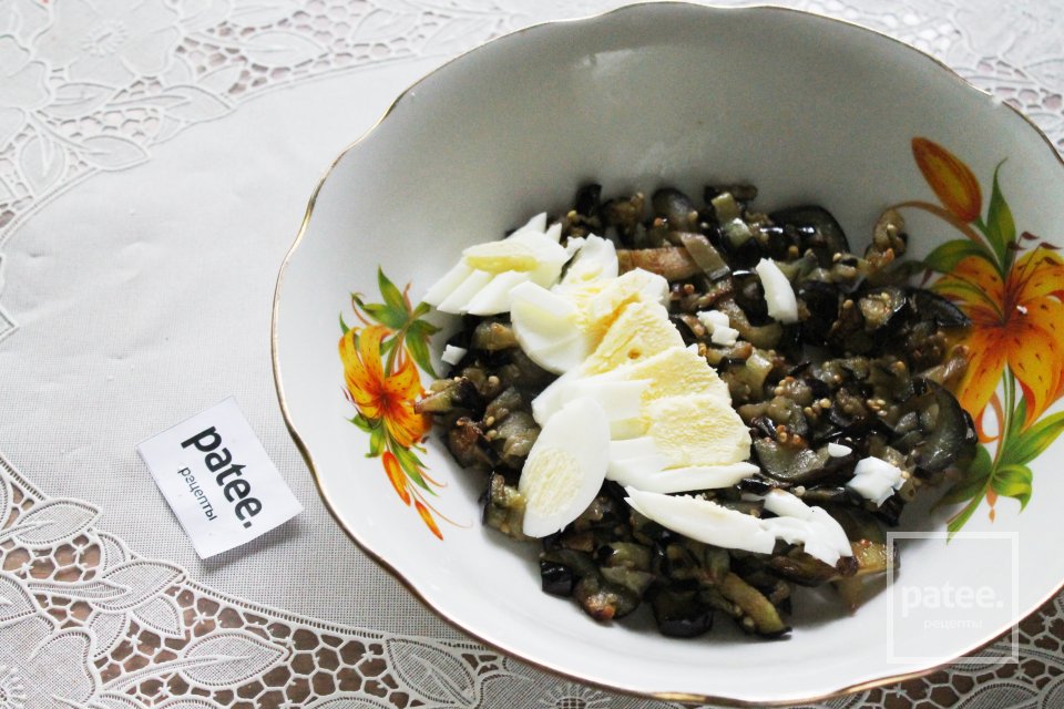 Вкуснейший салат из баклажанов с яйцом - Шаг 14