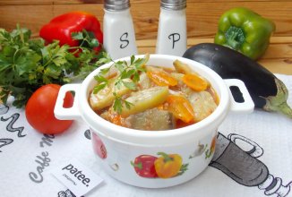 Баклажаны с овощами в соусе