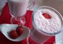Молочний коктейль з полуницею