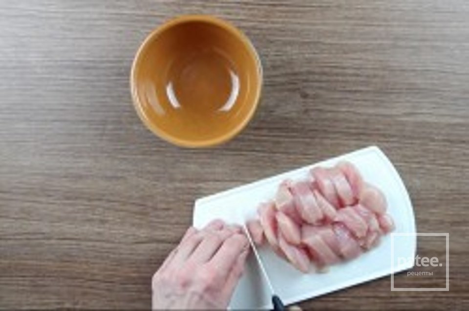 САЛАТ ЦЕЗАРЬ КЛАССИЧЕСКИЙ С КУРИЦЕЙ - Шаг 1