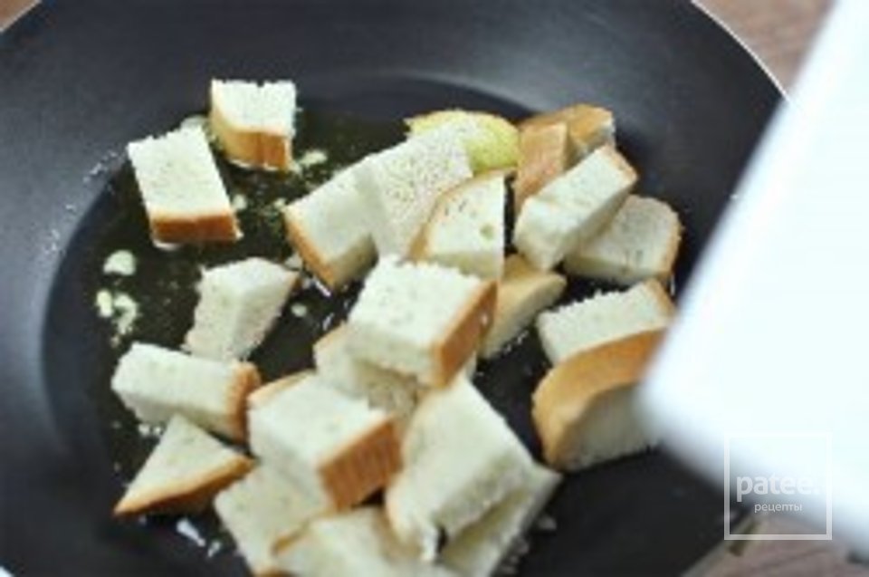 САЛАТ ЦЕЗАРЬ КЛАССИЧЕСКИЙ С КУРИЦЕЙ - Шаг 7