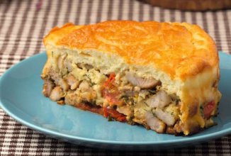 Свинина с томатами и чесноком под сырным суфле