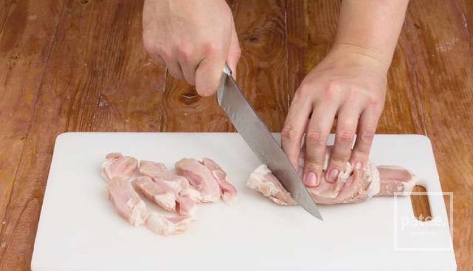 Свинина с томатами и чесноком под сырным суфле - Шаг 1