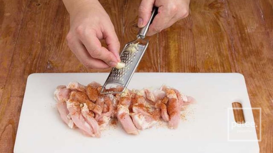 Свинина с томатами и чесноком под сырным суфле - Шаг 2