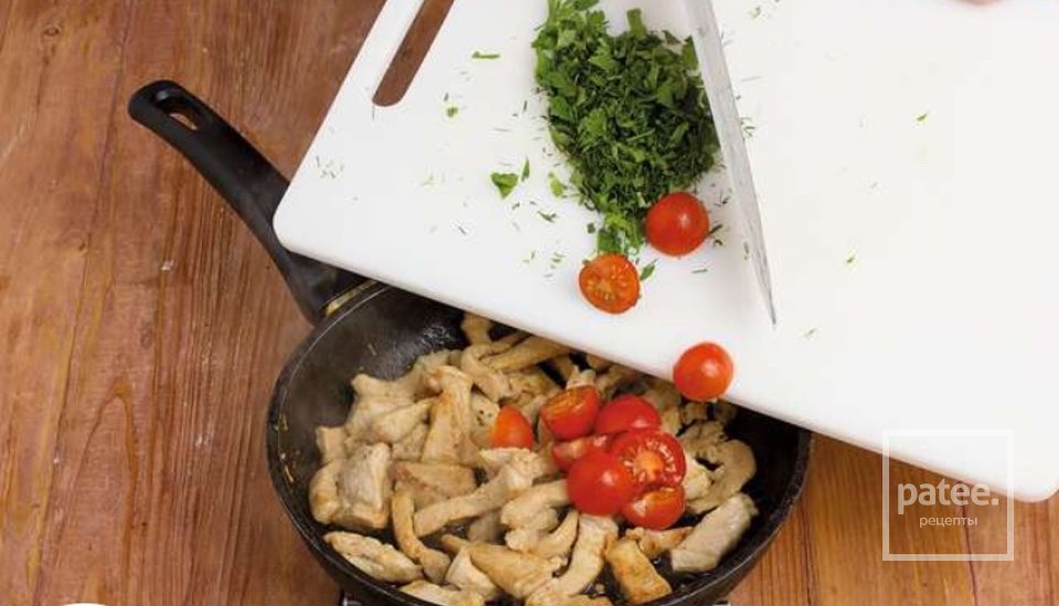 Свинина с томатами и чесноком под сырным суфле - Шаг 3