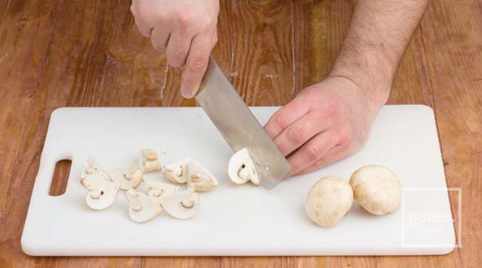 Говяжья печень с шампиньонами и шпинатом - Шаг 2